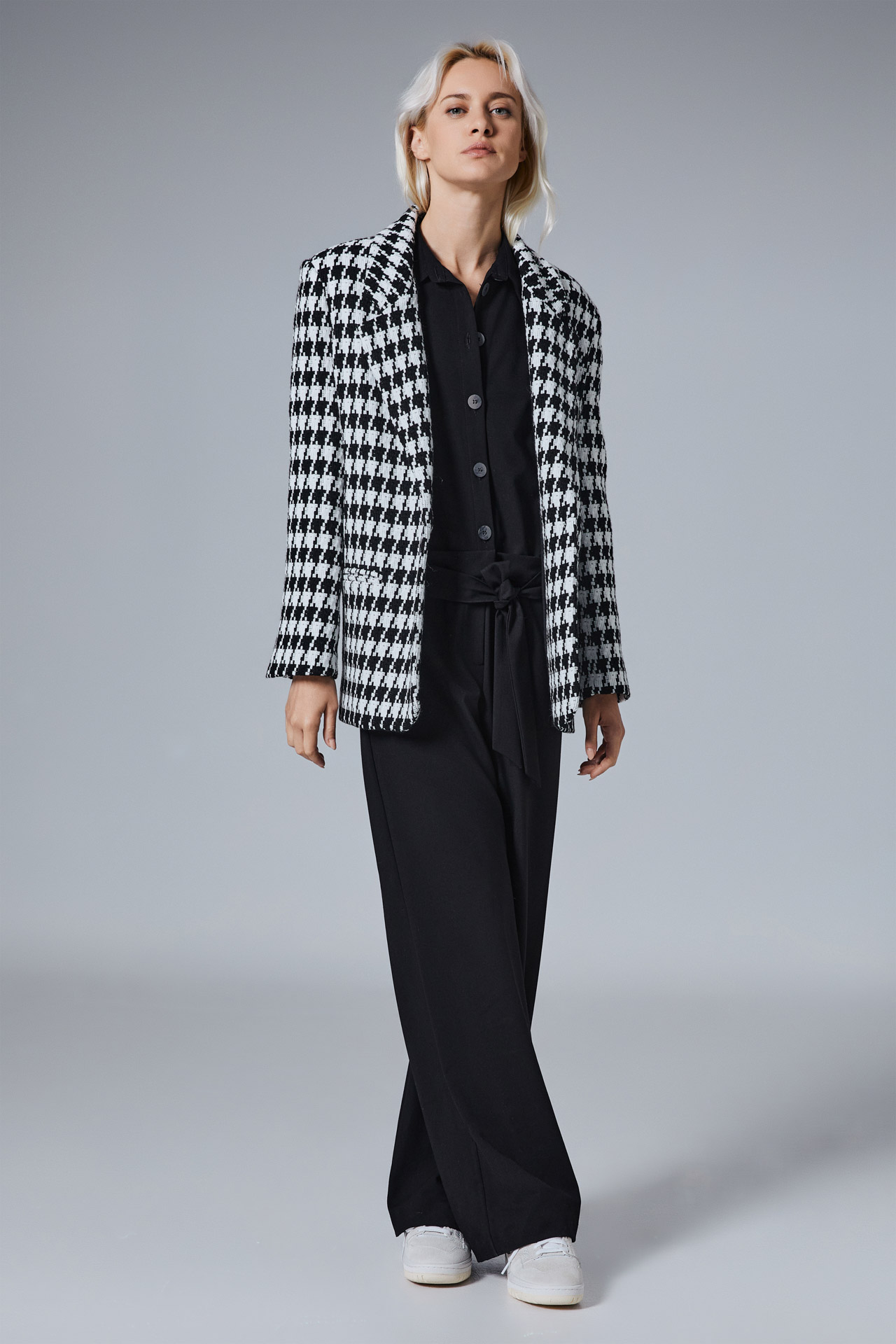 FW23-133-BLACK-WHITE (4)4tailors_tissue_blazer_check_checked_piedepoule_blackandwhite_jacket_greekdesigners_winter_fashion_style_ootd