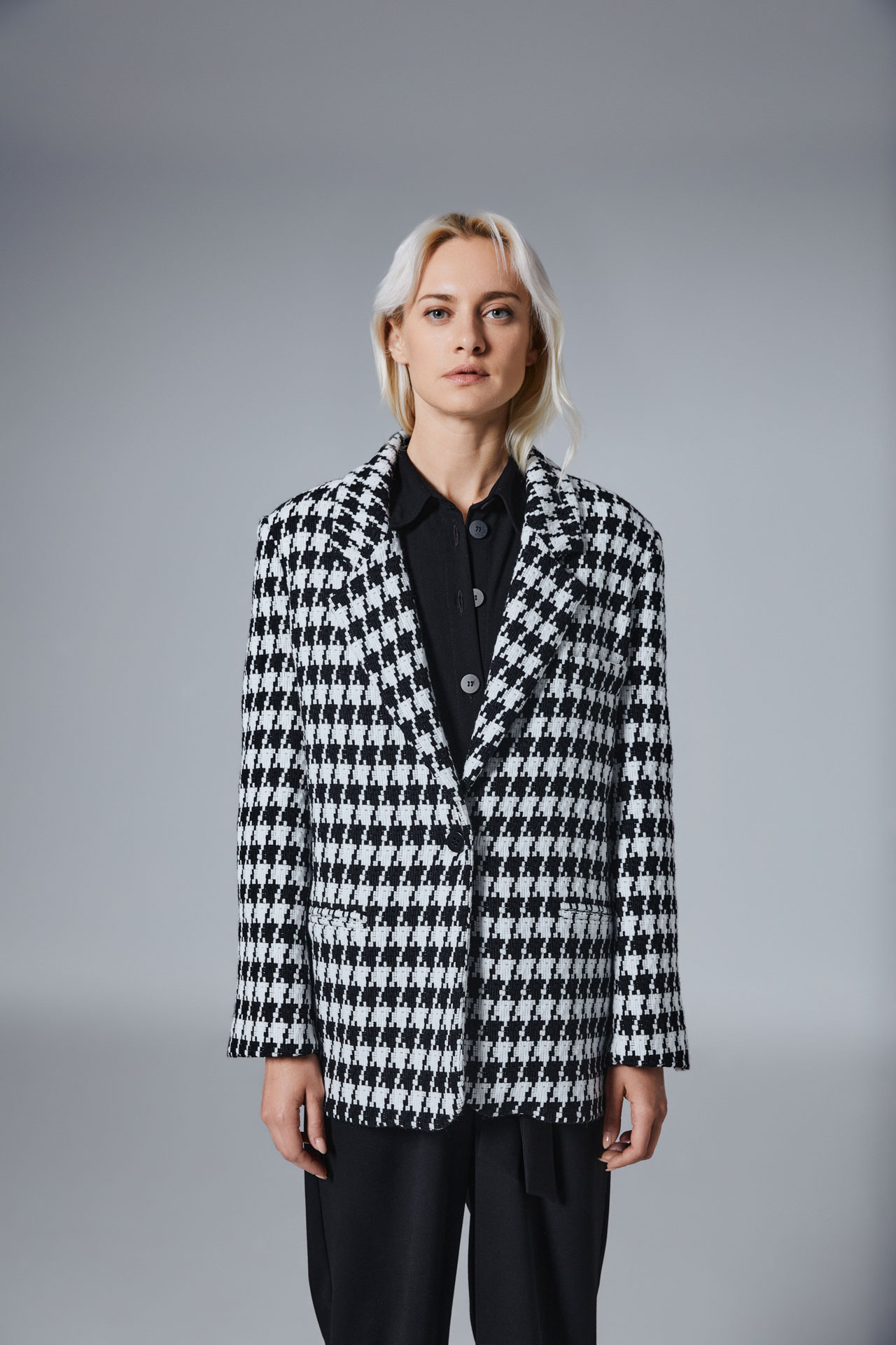 FW23-133-BLACK-WHITE (6)4tailors_tissue_blazer_check_checked_piedepoule_blackandwhite_jacket_greekdesigners_winter_fashion_style_ootd