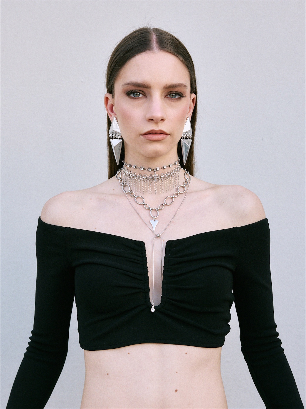 KaleidoSS26_TheButterFlyEffect_0099_kaleido_pulse_gold_silver_necklace_fashion_style_jewelry_accessories_gold_black_studio54_necklace_Nickelfree_