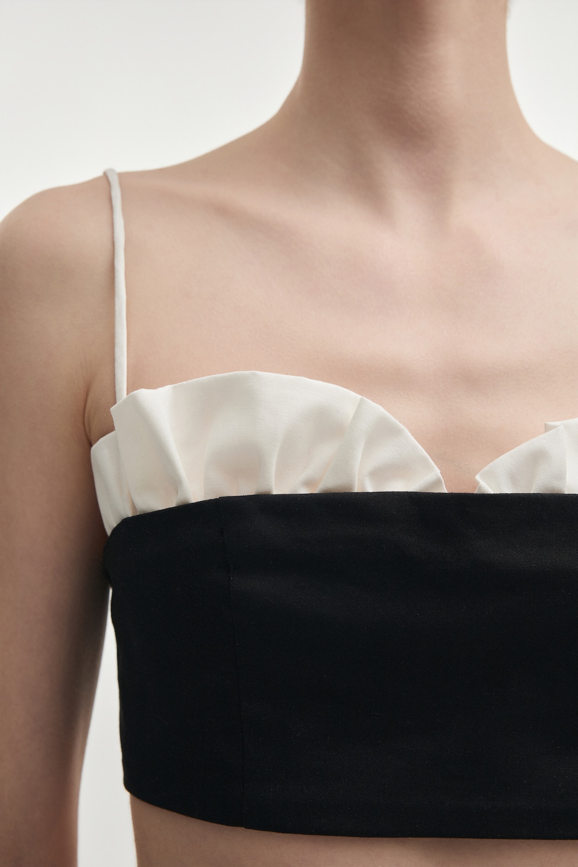 NR_E_SUM26_1203434 copy_hibiscus_crop_cropped_top_white_black_stylish_sleeve_short_greekdesigners_ootd_nadiarapti_nr_