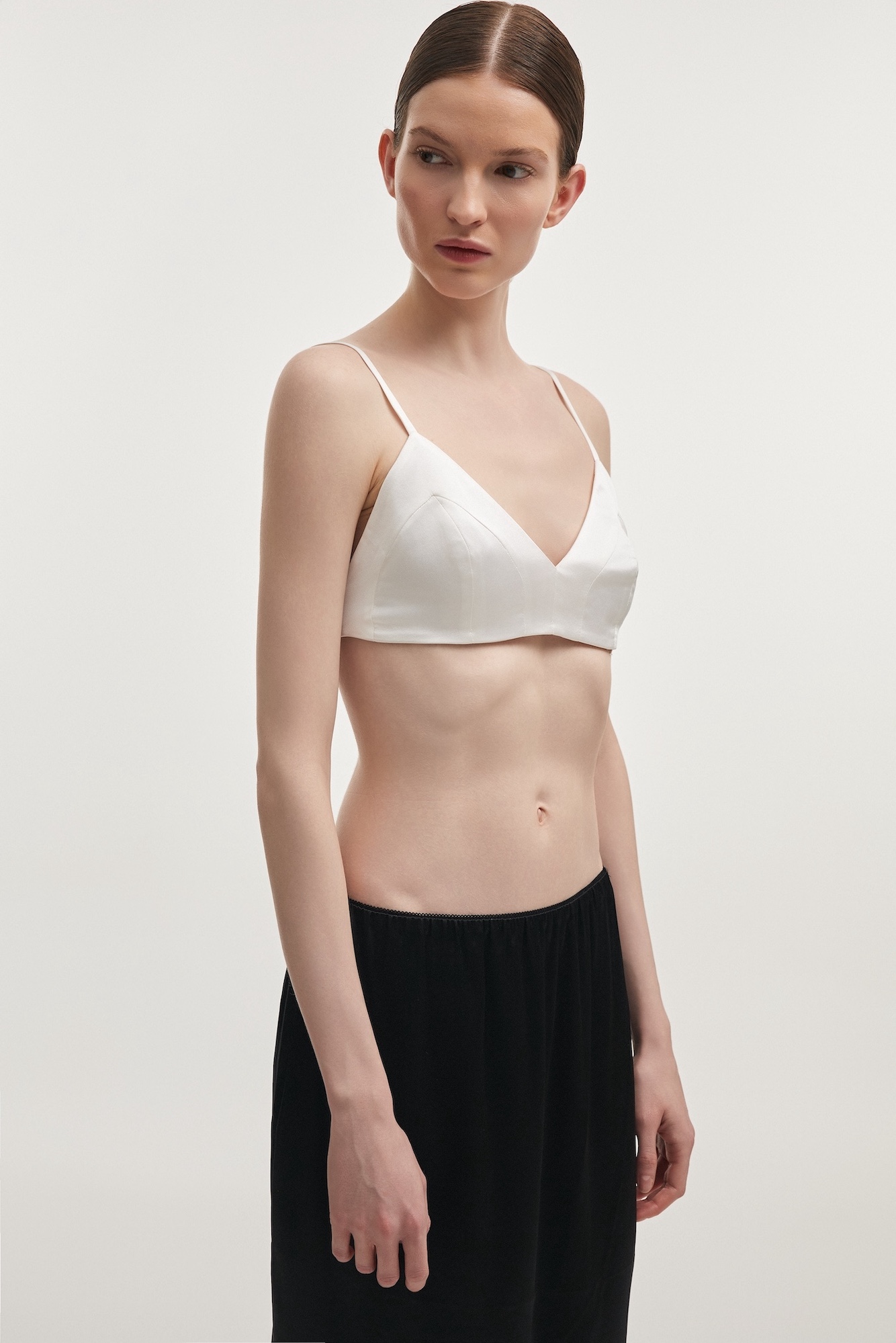 NR_E_SUM26_13610 50 copy_naia_bralette_silk_bra_triangle_top_white_black_stylish_sleeve_short_greekdesigners_ootd_nadiarapti_nr_