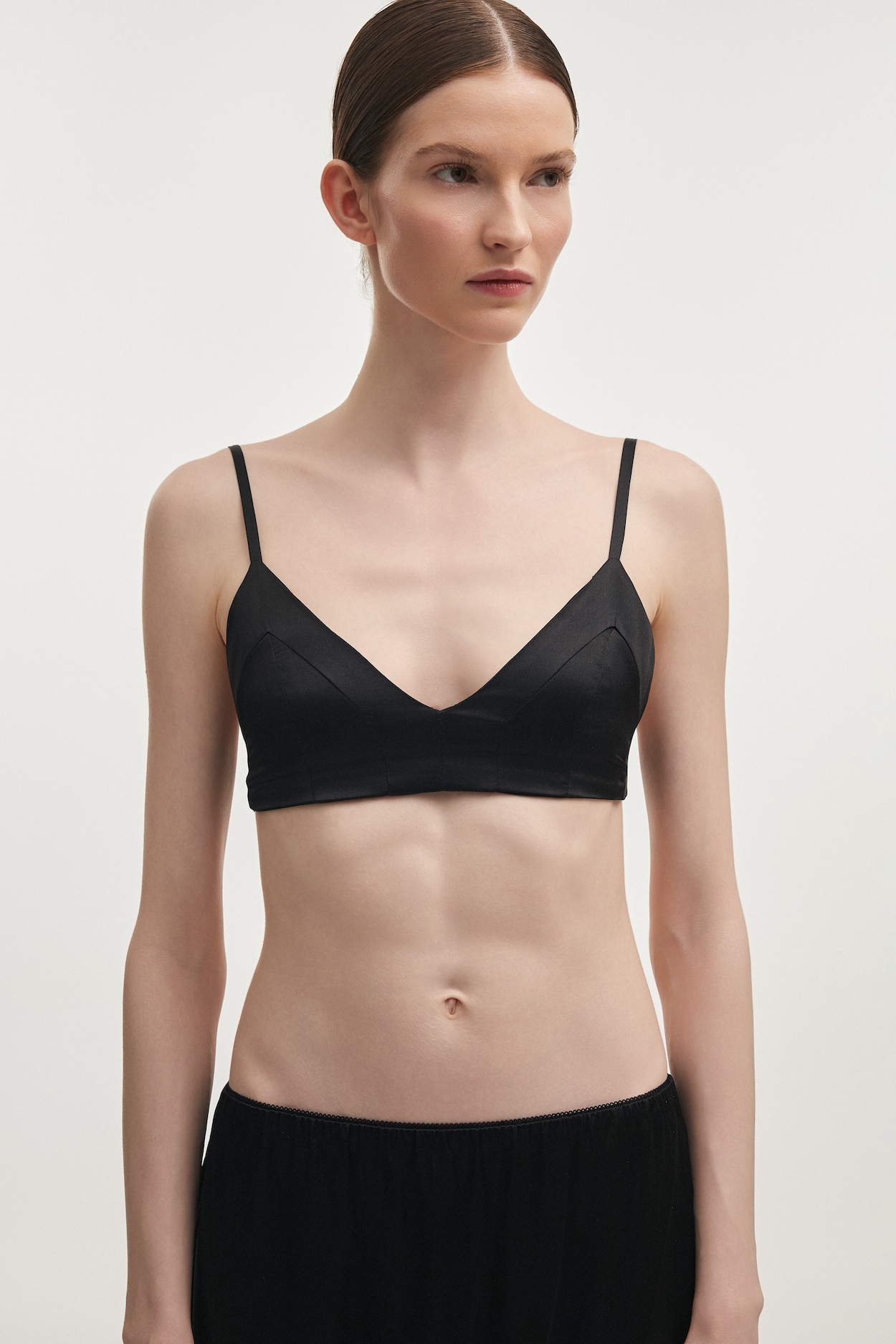 NR_E_SUM26_13629 50 copy_naia_bralette_silk_bra_triangle_top_white_black_stylish_sleeve_short_greekdesigners_ootd_nadiarapti_nr_
