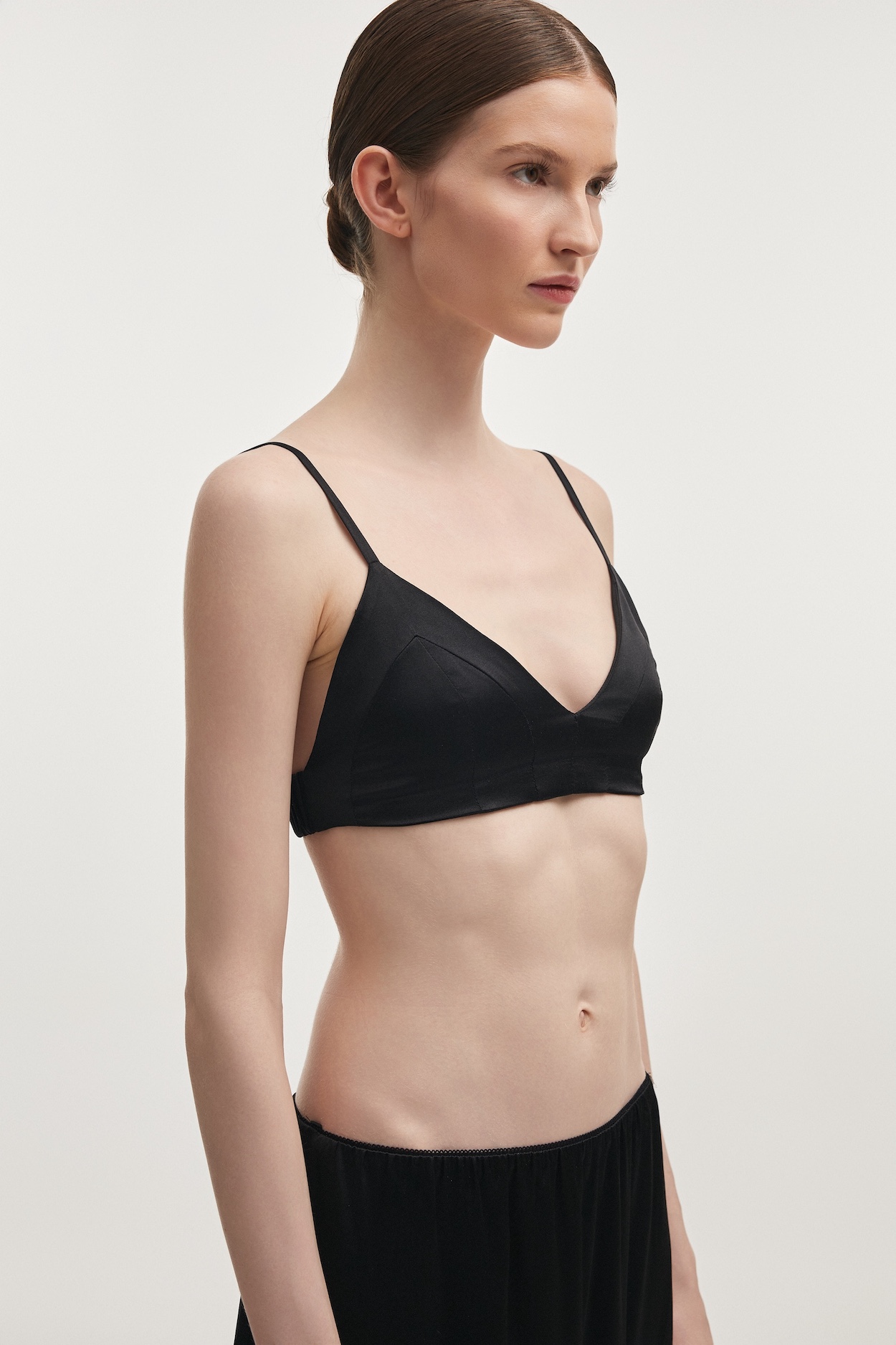 NR_E_SUM26_13632 50 copy_naia_bralette_silk_bra_triangle_top_white_black_stylish_sleeve_short_greekdesigners_ootd_nadiarapti_nr_