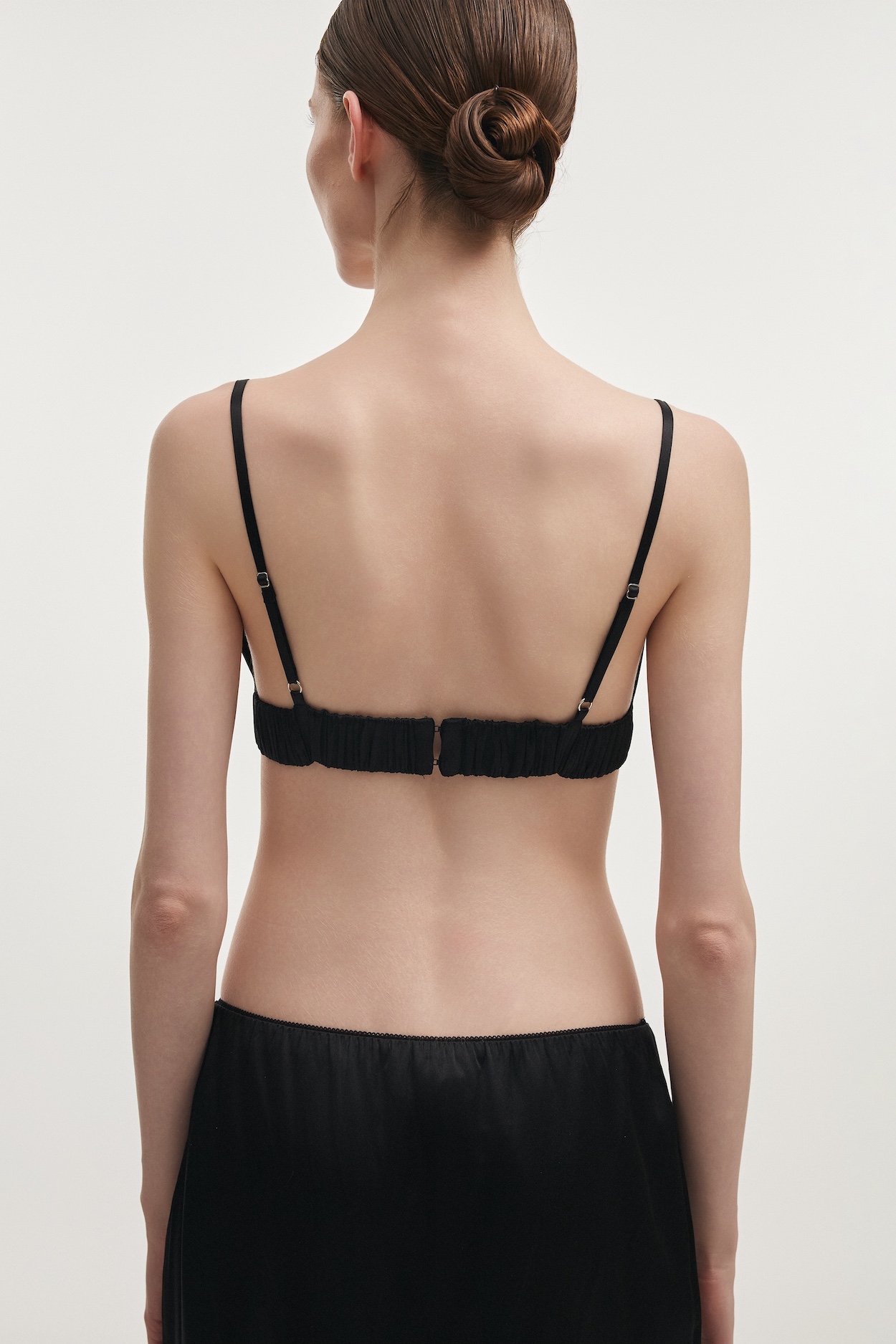 NR_E_SUM26_13641 50 copy_naia_bralette_silk_bra_triangle_top_white_black_stylish_sleeve_short_greekdesigners_ootd_nadiarapti_nr_